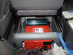 Batterie und Ladegerät in der Konsole vom Fahrersitz 