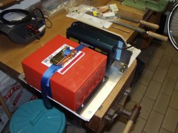 »Trockendock« auf der Werkbank: Batterie und Ladegerät
