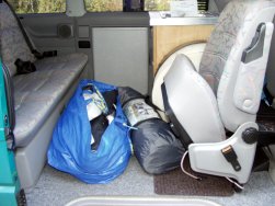 Zusammengepacktes Tunnelzelt
