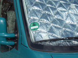 Aufgeklebte Umwelt-Plakette im VW T4