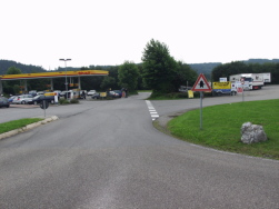 Links Shell, rechts die Durchfahrt zur günstigeren LPG-Tankstelle