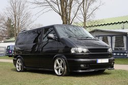 VW T4 in schwarz mit Angel Eyes 