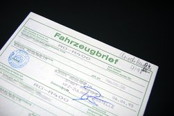 Ein alter Fahrzeugbrief (wird seit 2007 in Deutschland nicht mehr ausgegeben)