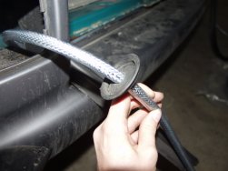 Durch die Abdeckung geführte Ölflexleitung