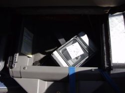 Geschlossener Sicherungskasten unter Beifahrersitz