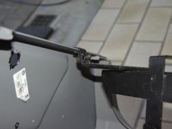 Detailaufnahme: Geschraubte Halterung für Warndreieck und Verbandskasten im VW T4