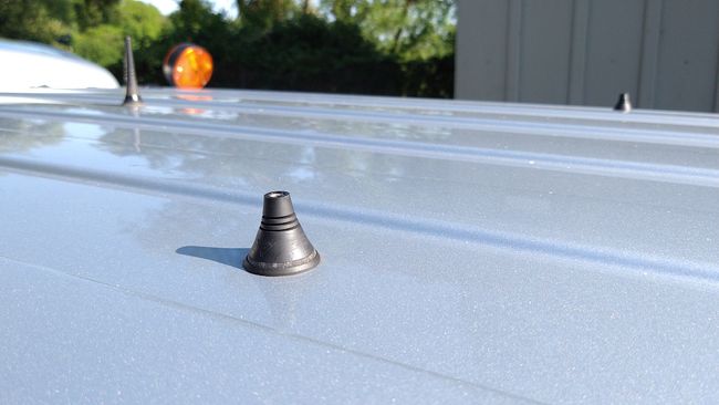Weiteres Zubehör auf dem Dach: Sockel für Funkantennen