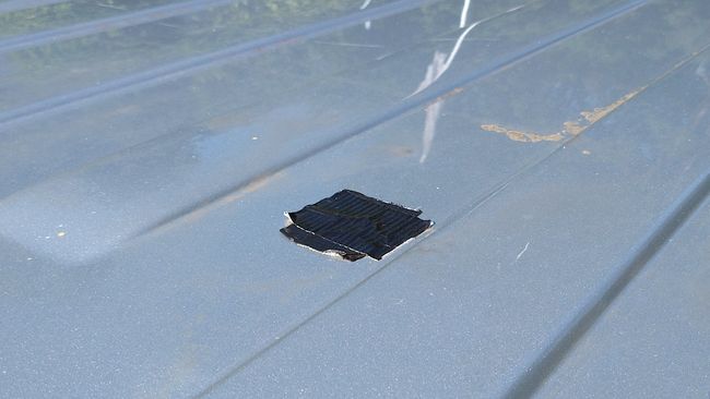 Außerdem ein größeres Loch für die Leitungen zum Lichtbalken