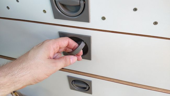 Die drehbaren Verschlüsse mit einklappbarer Lasche wirken sehr wertig