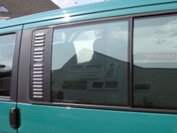 Lüftungsgitter im VW T4 Schiebefenster