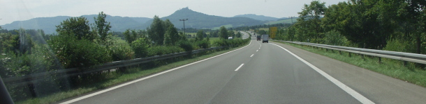 Auf der B27 samt in der Ferne liegender Zollernburg: Hechingen im Juli 2008