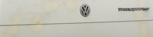 Hohes VW-Zeichen an einem '91er VW T4 im Juli 2008
