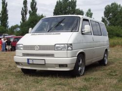 Neue Front mit kurzem Vorderwagen mit durchgehender
            Blende unterhalb der Scheinwerfer